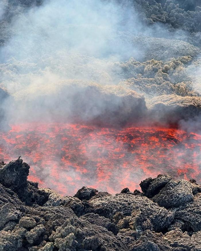 Etna, fronte lavico a 2.700&ndash;2.750 m: Vona arancione ma aeroporto operativo