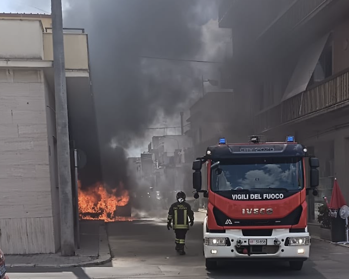 Minuti da incubo in via Rattazzi a Vittoria, auto in fiamme minaccia le abitazioni circostanti