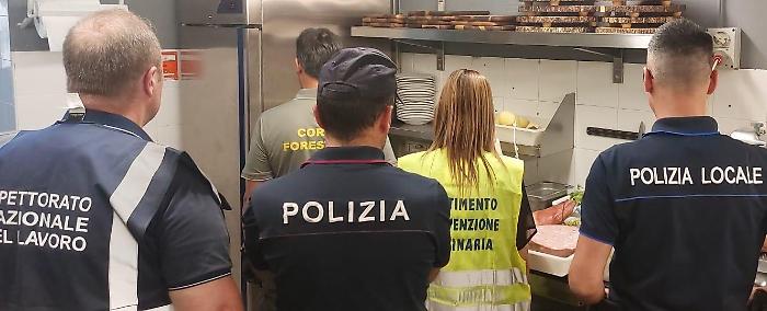 Sporco pregresso e pesce distrutto: maxi multa da 15mila euro a un ristorante in piazza Universit&agrave;