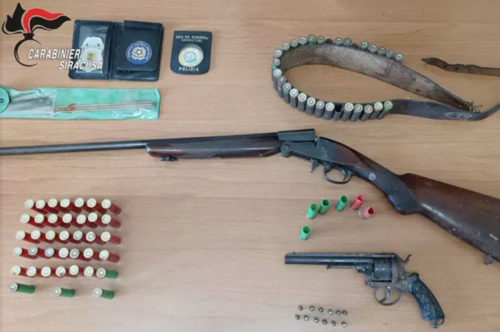 Aveva in casa un fucile, una rivoltella e due bombe a mano, arrestato