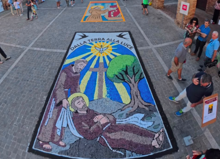 La magia della Coriandolata di Acireale all'Infiorata di Montefiore dell'Aso nelle Marche