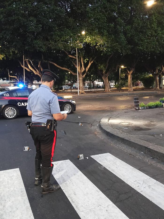 L&rsquo;appuntamento in piazza Risorgimento, le pistolettate e la fuga a piedi per evitare le pallottole 