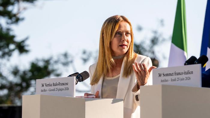 Meloni: &laquo;Non sono antiamericana oggi, non ero inginocchiata ieri&raquo;