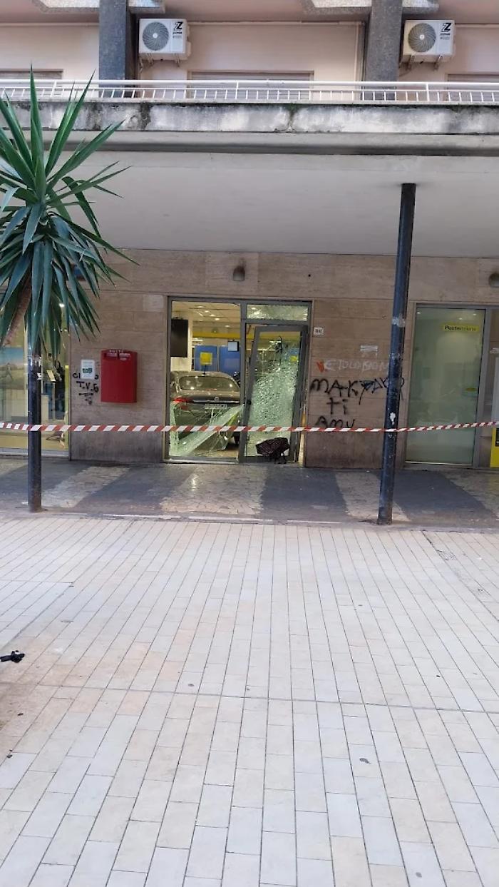 Spaccate alle Poste di via Empedocle Restivo a Palermo, due arresti dopo il colpo di dicembre