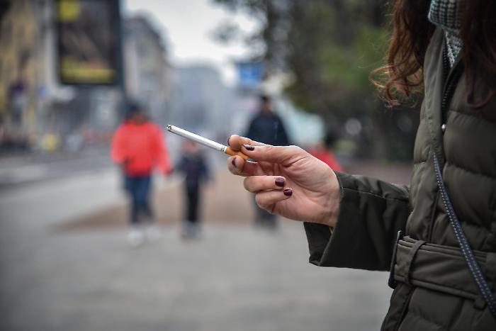 Fumo all'aperto: in Sicilia vince ancora la linea della tolleranza, ma cresce il dibattito