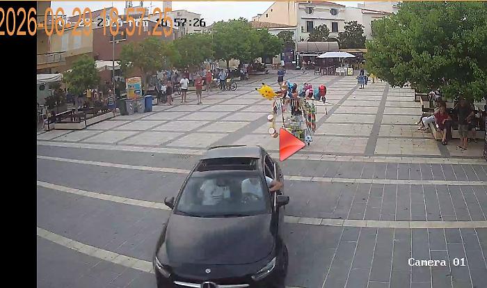 Marina di Ragusa, ecco l'auto che &egrave; entrata in zona pedonale e che avrebbe potuto creare danni importanti a persone e cose