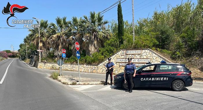 Viola il divieto di avvicinamento e fugge in auto: arrestata 32enne a Campofelice di Roccella, finisce in carcere