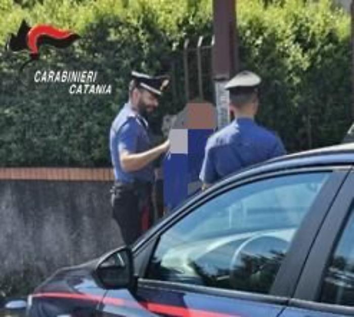 "Sono un addetto del Tribunale e servono soldi e gioielli per un suo familiare": anziana non ci casca e lo fa arrestare
