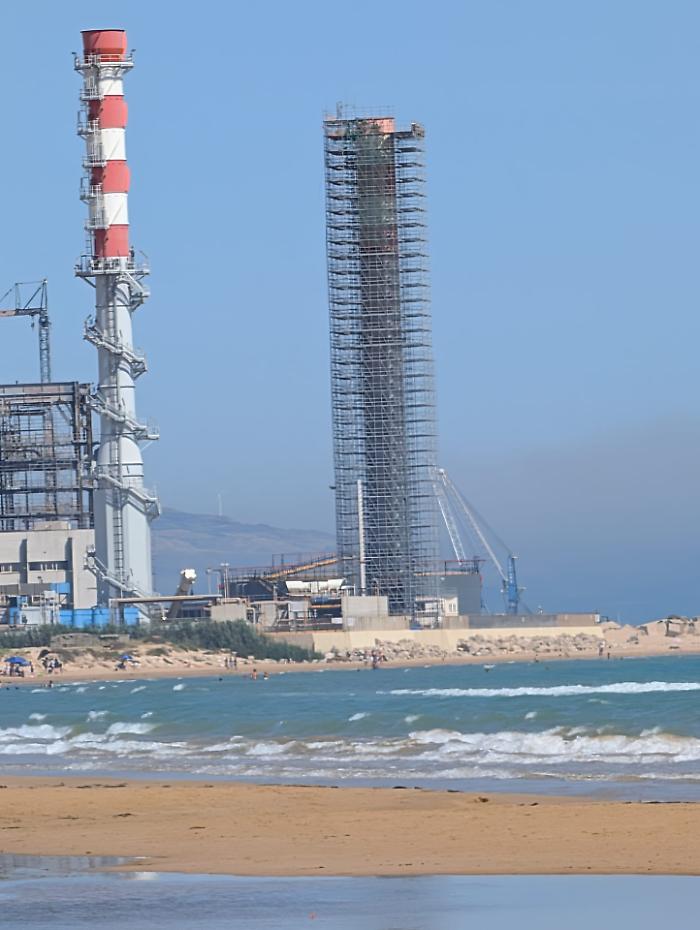 Canna fumaria e vecchia caldaia: avviati lavori di smantellamento nella Centrale Enel