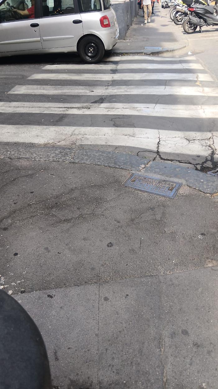 Catania: auto in sosta vietata in via De Roberto