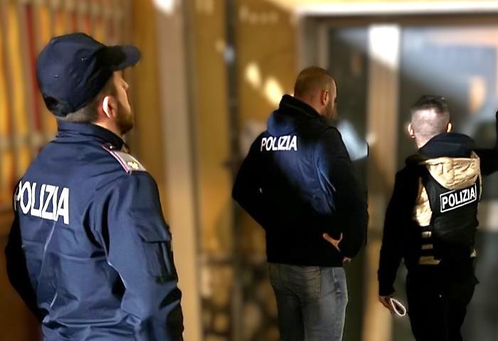 Aggrediscono un conoscente in casa, due fratelli arrestati dopo una spedizione punitiva per futili motivi