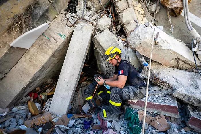 Terremoto, Carlos &egrave; il nuovo "miracolo" del Venezuela: salvato a 12 anni dopo 5 giorni di ricerche