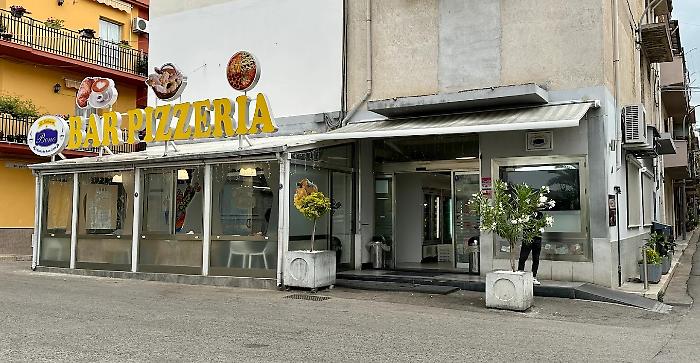 Rapinatori incappucciati gli puntano la pistola e portano via l'incasso, terrore per un pasticcere di Partinico