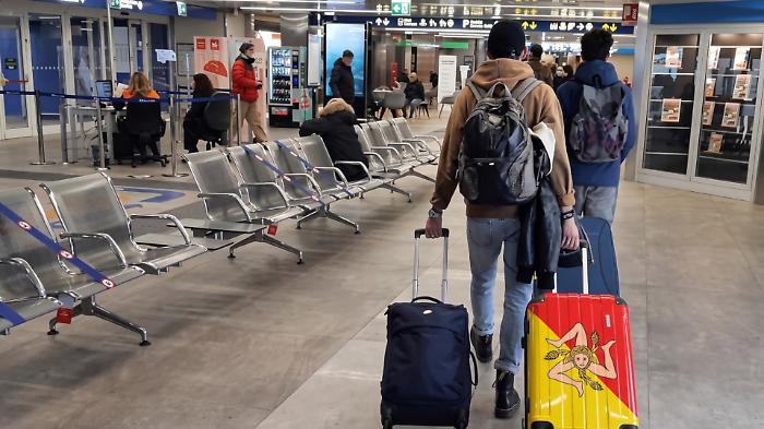Sicilia, in sette anni se ne sono andati 96mila giovani: i  dati provincia per provincia