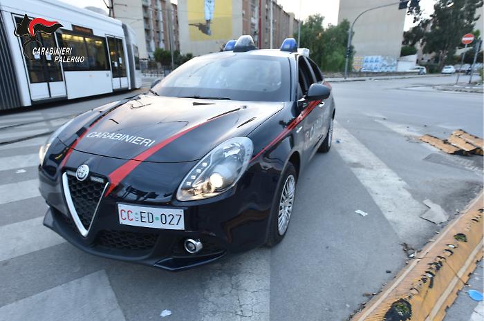 Palermo, atti osceni in piazza Aragona: ventisettenne aggredisce i Carabinieri e finisce in carcere