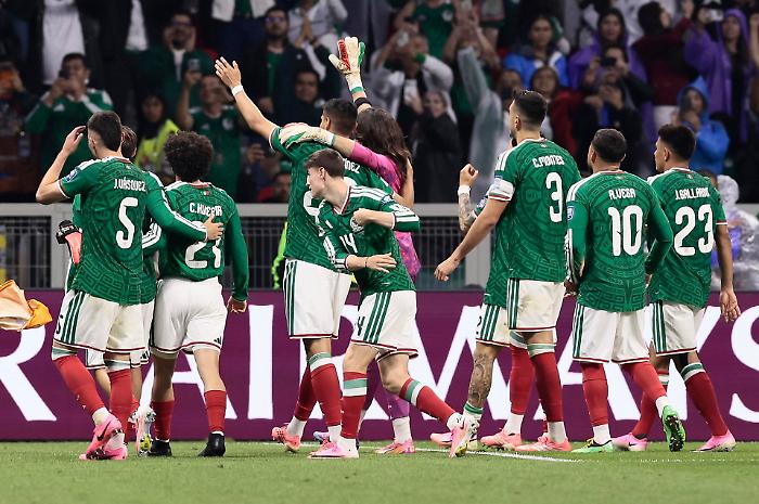 Nel tripudio  stadio Azteca il Messico batte l'Ecuador 2-0 e conquista gli ottavi