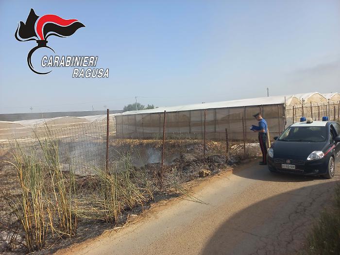Vittoria e la lotta alle fumarole, denunciate due persone sorprese a incendiare rifiuti speciali