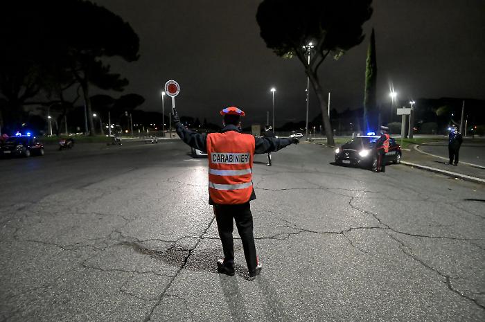 Scooter non si ferma all'alt dei carabinieri: urto con l'auto dei militari e incidente fatale
