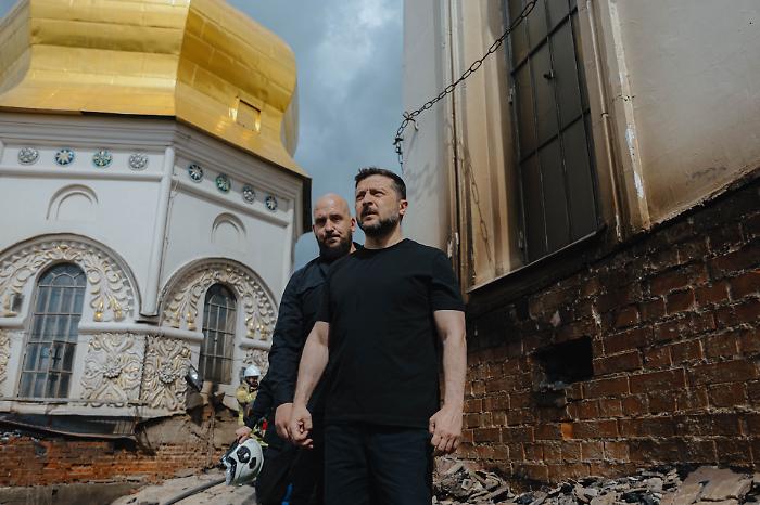 Droni su Kiev: allarme per un attacco in pi&ugrave; fasi, cittadini rifugiati nelle stazioni della metropolitana