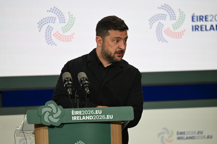 Zelensky e Zaluzhny faccia a faccia: la candidatura del generale rischia di spaccare l'Ucraina