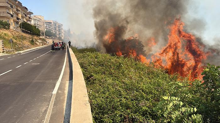 Vasto incendio a Melilli, fiamme vicino all'universit&agrave;: al lavoro cinque squadre dei Vigili del fuoco