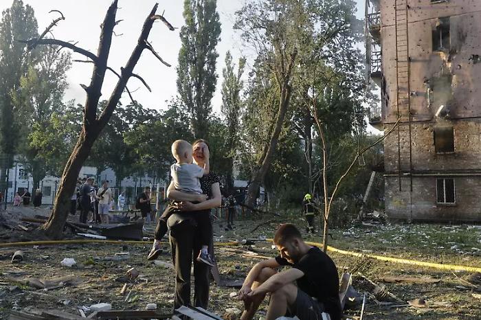 Attacchi russi su Kiev, Zelensky pronto a rispondere: distrutto il magazzino della Croce Rossa