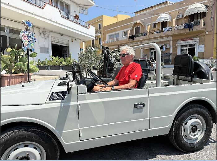 Ecco chi &egrave; l'unico uomo al mondo che ha prestato la sua Fiat Campagnola del 1978 a due Papi