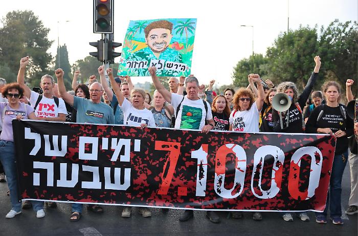 Israele tra commemorazioni e proteste per i mille giorni dal massacro di Hamas 