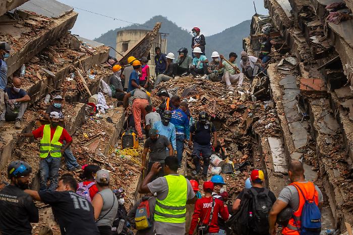Il miracolo di La Guaira: a un passo dal salvataggio la guardia giurata sepolta viva da otto giorni