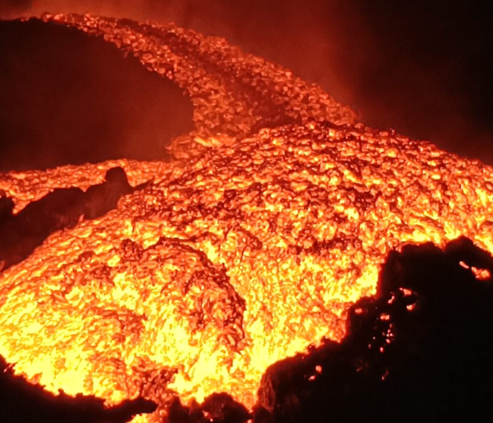 Etna, continua la colata a 3.000 metri sul livello del mare. Attivit&agrave; stromboliana dal cratere Voragine