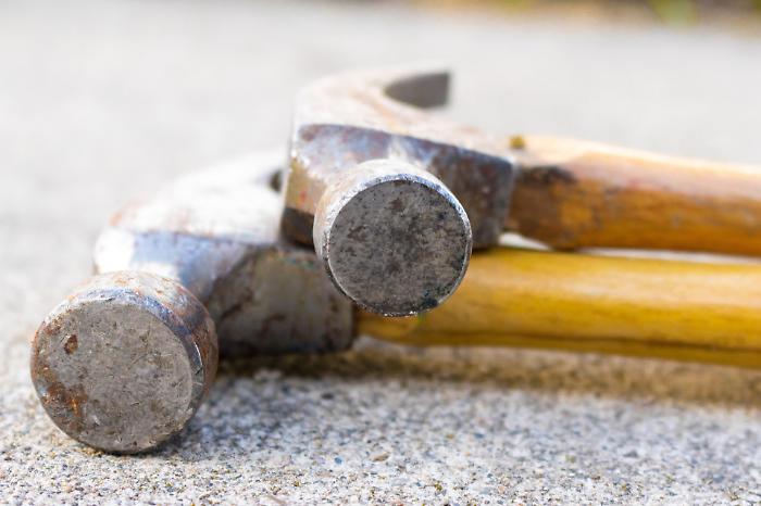 Colpisce il compagno a martellate perch&eacute; voleva lasciarla: arrestata