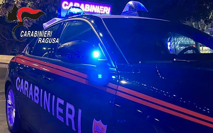 Vittoria, spacca la vetrina di un esercizio commerciale e ruba il registratore di cassa: individuato e denunciato