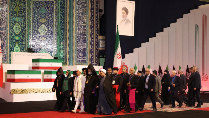 Teheran mette in scena l&rsquo;addio a Khamenei: i cinque feretri, il lungo pellegrinaggio funebre e la prova di forza del regime
