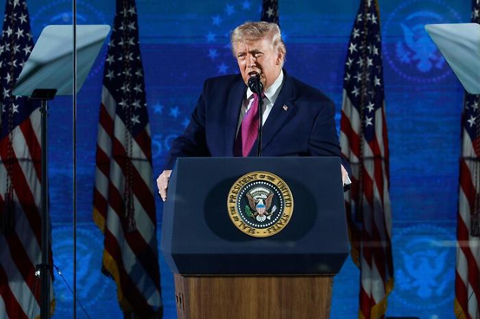 Trump trasforma il 4 luglio a Mount Rushmore in un comizio