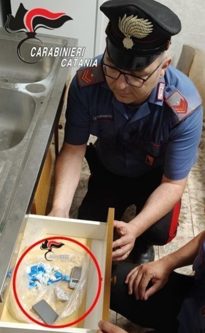 In casa un minimarket della droga tra cocaina, marijuana e strumenti per lo spaccio: arrestato un pregiudicato
