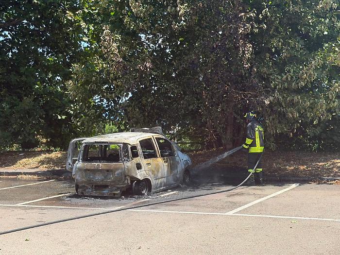 Giarre, d&agrave; fuoco a tre veicoli dell'Asp nel parcheggio dell'ospedale: presunto piromane fermato dopo indagine lampo