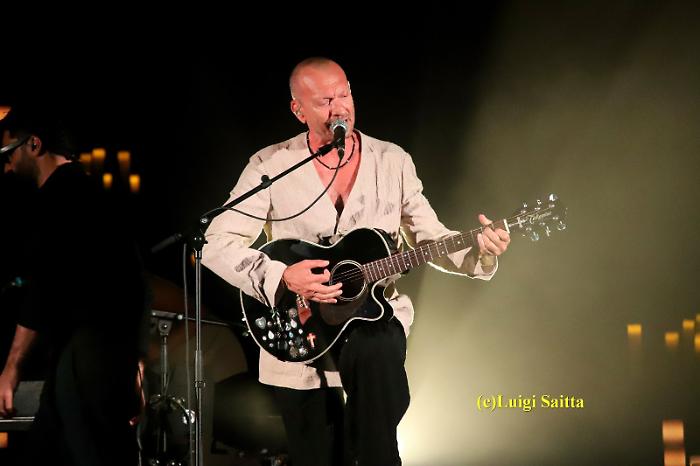 Concerto a lume di candela che ha fatto cantare oltre mille fan: cos&igrave; Biagio Antonacci illumina Tindari