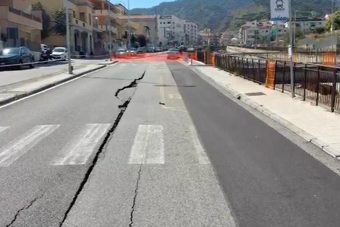 Crepa sull&rsquo;asfalto, chiuso un tratto del viale Annunziata: traffico deviato