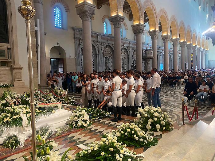 Messina si ferma per l'ultimo abbraccio a Giulia, morta a 16anni travolta da una moto 