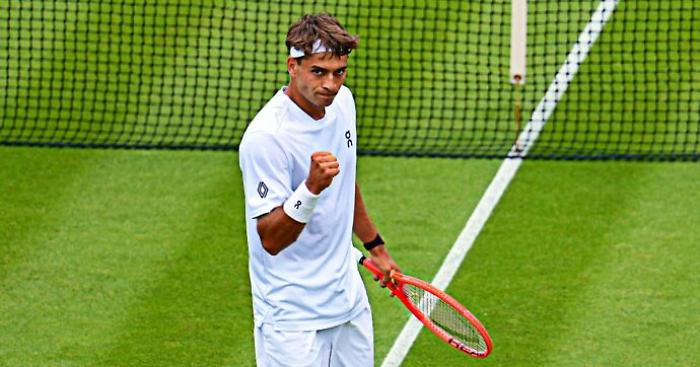 Flavio Cobolli rimonta Khachanov e vola agli ottavi di Wimbledon: spettacolo in cinque set 