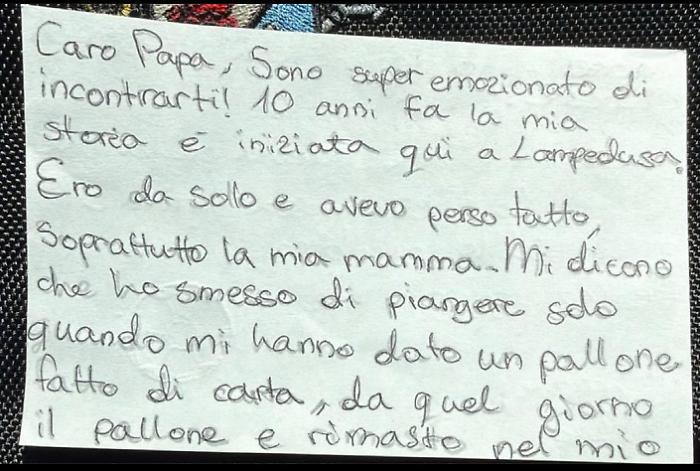  Il pallone (e la lettera) della speranza: il regalo del piccolo Leo a papa Leone 