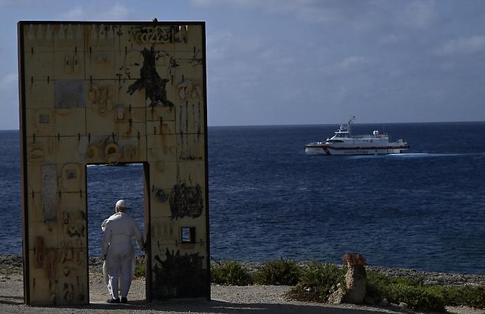  Lampedusa riabbraccia un Pontefice: la sfida di Leone per la dignit&agrave; umana 