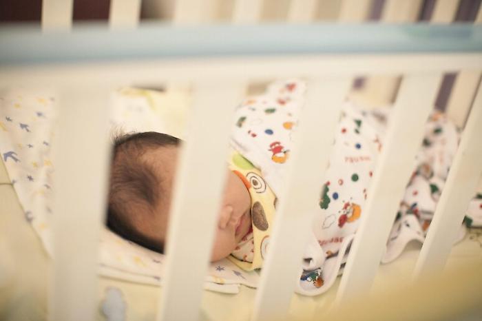 Neonato di 10 mesi precipita dal letto e muore: tragedia a Bisceglie, madre sotto shock