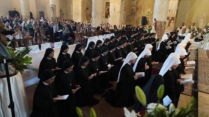 Oltre 70 novizie a Narni: le Consolatrici del Sacro Cuore tra clausura, fede e lo scisma lefebvriano