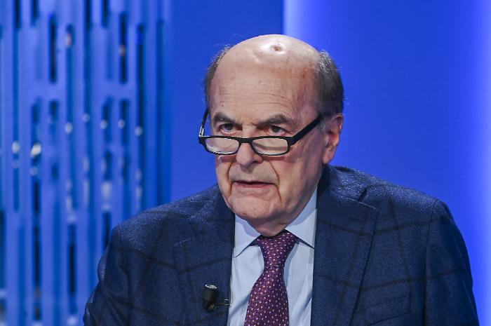 Bersani: &laquo;Per il Quirinale servono i valori della Costituzione, non forzature elettorali&raquo;