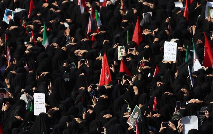 Iran, migliaia di persone ai funerali di Ali Khamenei: tensione a Teheran tra slogan contro Trump e attesa per la sepoltura