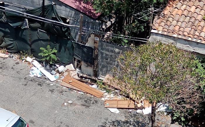 Via Plebiscito: accumulo di rifiuti