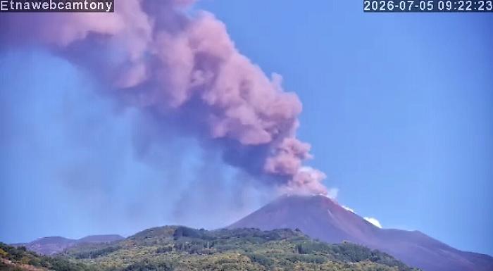 L'Etna torna a farsi sentire: Ingv alza l'allerta aerea a rosso per intensa attivit&agrave; stromboliana