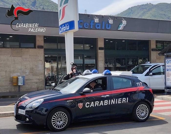Sorpreso con targa coperta e cavi rubati: ladro di rame in trasferta beccato un carico di "oro rosso"