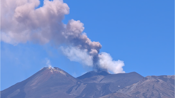 Cenere dell'Etna: primi effetti su Fontanarossa, ecco cosa sta accadendo in aeroporto
